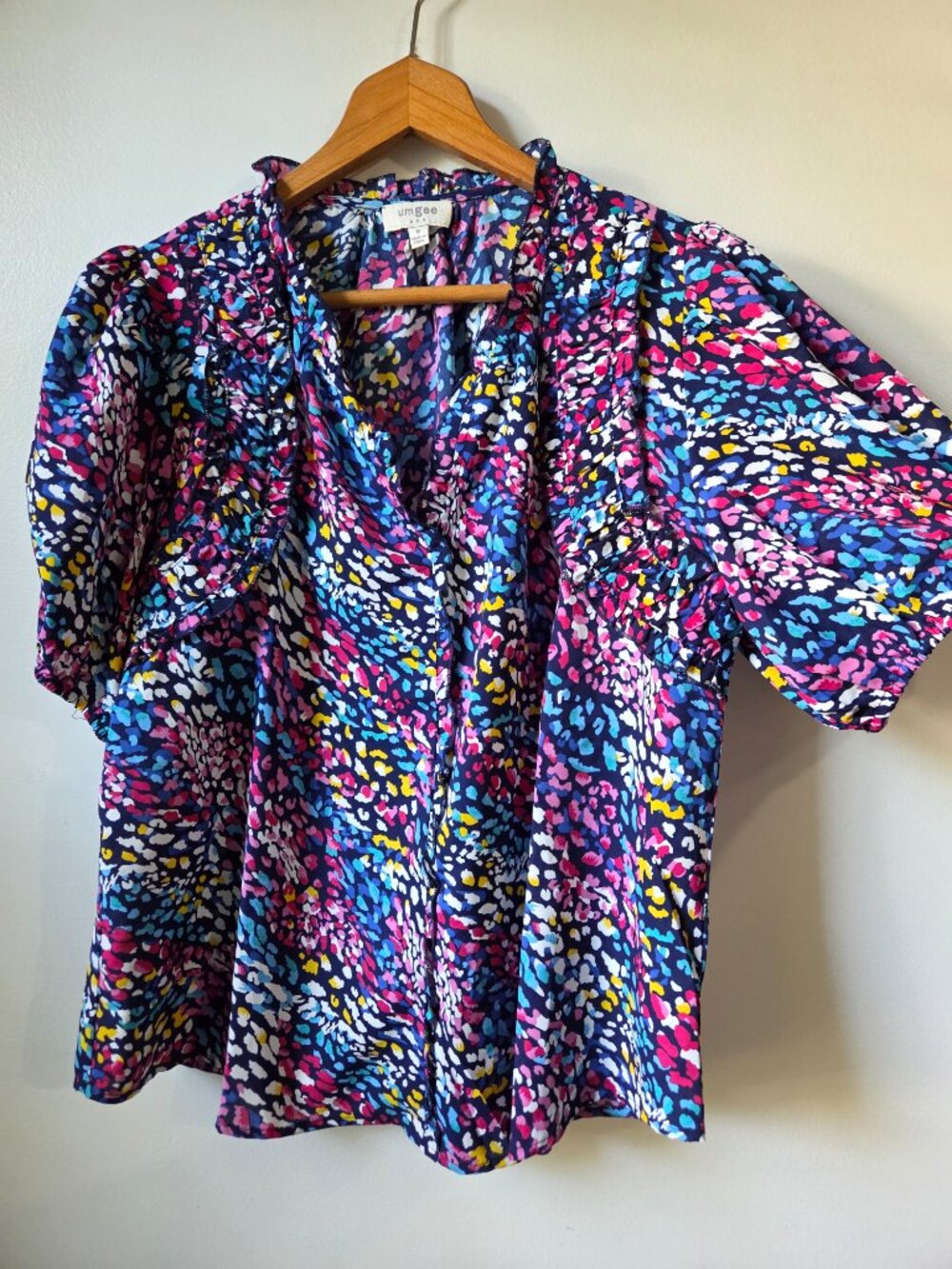 EUC UMGREE MULTICOLORED PRINTED SPLIT V NECK TOP SIZE M
